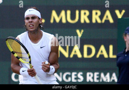 Der spanische Rafael Nadal feiert seinen Sieg über den britischen Andy Murray bei den Wimbledon Championships 2008 im All England Tennis Club in Wimbledon. Stockfoto