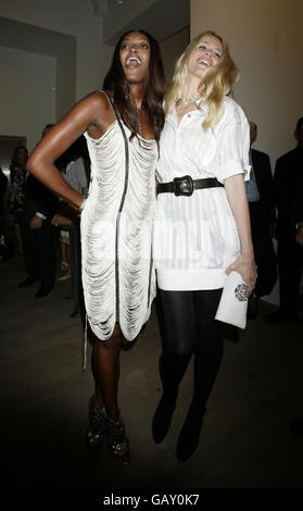 Naomi Campbell und Claudia Schiffer nehmen an der Vorstellung von Mario Testinos Ausstellung "Obsessed by you" im Phillips de Pury & Company, Howick Place, Süd-London Teil. Stockfoto