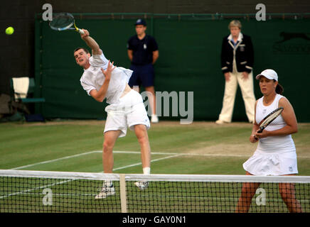 Der Großbritanniens Jamie Murray im Mixed-Double-Action mit Liezel Huber aus den USA während der Wimbledon Championships 2008 im All England Tennis Club in Wimbledon. Stockfoto