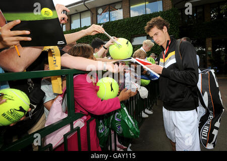 Tennis - Wimbledon Championships 2008 - Tag 1 - The All England Club. Der britische Andrew Murray gibt Autogramme für Fans Stockfoto