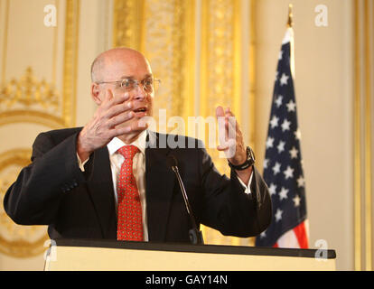 US-Finanzminister Henry M. Paulson hält eine gemeinsame Pressekonferenz mit Schatzkanzler Alistair Darling im Lancaster House, London, ab. Stockfoto