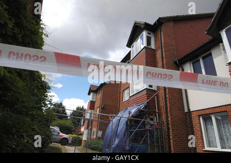 Ein allgemeiner Blick auf die Wohnungen in Stirling Gardens, New Cross, London, wo am Sonntag zwei französische Studenten festgebunden, gefoltert und getötet wurden. Stockfoto