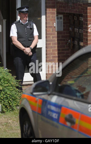 Vor den Wohnungen in Stirling Gardens, New Cross, London, steht ein Polizeibeamter, wo am Sonntag zwei französische Studenten festgebunden, gefoltert und getötet wurden. Stockfoto