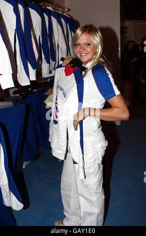 Olympiade - Medientag beim Team GB Kitting Out - der Pavillon. Die GB-Teamtaucherin Tonia Couch holt ihr 45 kg Olympisches Trikot während des Medientags des GB-Teams im Pavilion, NEC, Birmingham, ab. Stockfoto