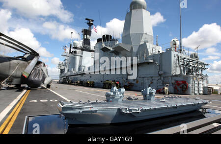 Auf dem Flugdeck der HMS Ark Royal sitzt ein Modell eines der neuen Flugzeugträger, das für rund 3 Milliarden gebaut werden soll, wie es im Dock von Portsmouth sitzt. Stockfoto