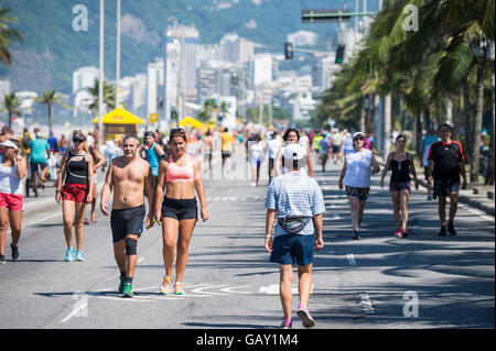 RIO DE JANEIRO - 6. März 2016: Fußgänger nutzen Sie einen autofreien Sonntag Nachmittag auf der Ipanema-Strand-Straße. Stockfoto