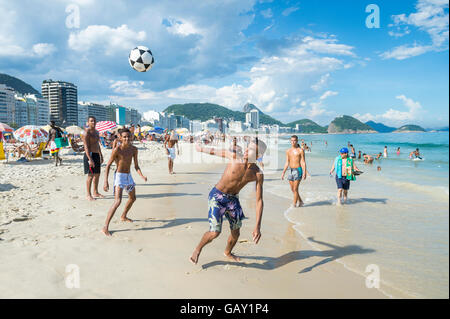 RIO DE JANEIRO - 27. Februar 2016: Junge Brasilianer spielen Sie eine Partie Altinho Strandfußball keepy uppy kreisförmig an der Copacabana. Stockfoto