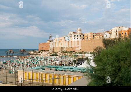 Strand unterhalb der befestigten alten Stadt von Termoli, Region Molise, Italien Stockfoto