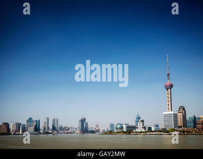 Pudong am Flussufer moderne urbane Skyline Wolkenkratzer in Mittel-shanghai Stadt China bei Tag Stockfoto