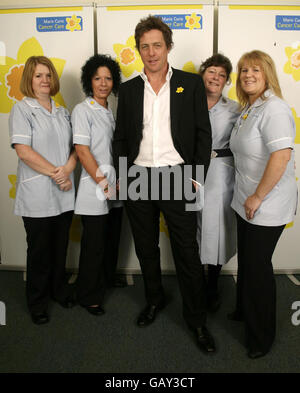 Botschafter der Wohltätigkeitsorganisation, Hugh Grant, mit Marie Curie Nursing Ambassadors of the Year (links-rechts) Martina Kennedy (aus Co Tyrone, Nordirland), Melissa Stocker (Gwent, Wales), Lorna Clarkson (North Yorkshire) und Michelle Carroll (Fife, Schottland) Während einer Fotoansage, die eine NHS-Mittelzuweisung von 15 Millionen an Mitteln für Marie Curie-Pflegedienste am Regent's College im Zentrum von London ankündigte. Stockfoto