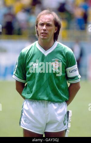 Fußball - FIFA Fußball-Weltmeisterschaft Mexiko 1986 - Gruppe D - Brasilien gegen Nordirland - Estadio Jalisco, Guadalajara. SAMMY MCILROY, NORDIRLAND Stockfoto