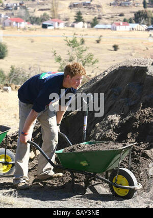 Prinz Harry mit Mitgliedern des Haushalts-Kavallerie-Regiments und lokale Menschen helfen beim Wiederaufbau einer Schule in Lesotho, Afrika. Stockfoto