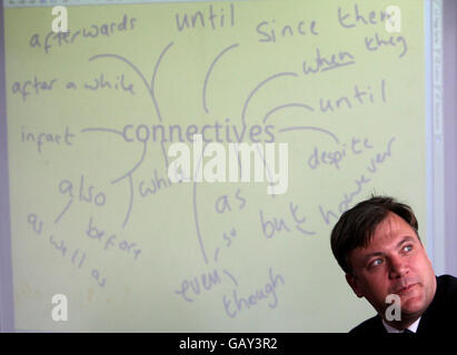 Schulsekretär Ed Balls bei einem Besuch der Churchill Gardens Community Primary School in London, um einen Empfehlungsbericht über sprach- und Kommunikationsfähigkeiten in der Bildung zu veröffentlichen. Stockfoto