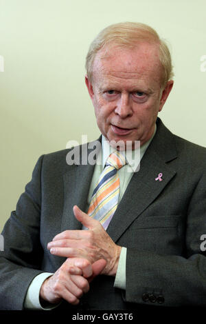 Der Vorsitzende der Ulster Unionist Party, Sir Reg Empey, spricht in seinem Büro im Parlamentsgebäude in Stormont, Belfast, vor der Pressevereinigung. Stockfoto