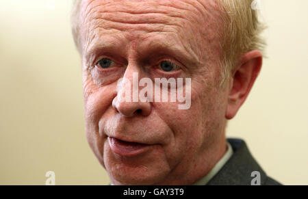 Der Vorsitzende der Ulster Unionist Party, Sir Reg Empey, spricht in seinem Büro im Parlamentsgebäude in Stormont, Belfast, vor der Pressevereinigung. Stockfoto