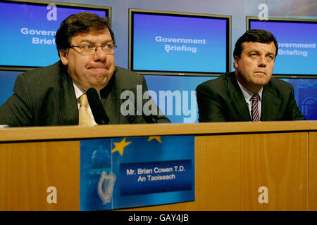 Taoiseach Brian Cowen TD (links) und Finanzminister Brian Lenihan TD bei einer Regierungsbesprechung über die Wirtschaft im Pressezentrum der Regierung in Dublin. Stockfoto