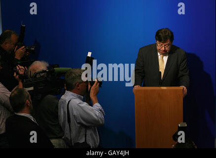 Taoiseach Brian Cowen TD spricht bei einer Regierungsbesprechung über die Wirtschaft im Pressezentrum der Regierung in Dublin. Stockfoto