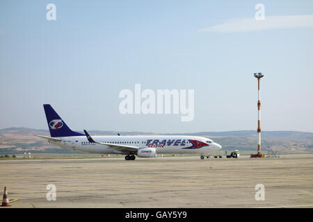 Burgas, Bulgarien - 19. Juni 2016: Flugzeuge sind auf der Startbahn warten auf Flug Stockfoto