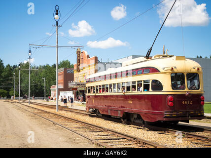 Ein Vintage Straßenbahn Wagen vor dem Capitol Theater auf 1920 Street in Fort Edmonton Park in Edmonton, Alberta, Kanada. Stockfoto