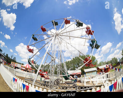 Ein Fischauge Blick auf das Riesenrad in der Johnny J. Jones 1920 Midway im Fort Edmonton Park in Edmonton, Alberta, Kanada. Stockfoto