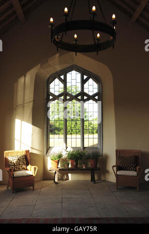 Ein Blick auf das riesige dekorative Fenster aus dem nicht-privaten Wohnheim des Prinzen von Wales und der Herzogin von Cornwall in Llwynywermod, in der Nähe von Llandovery. Stockfoto