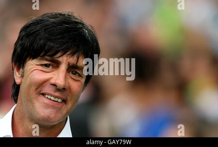 Fußball - UEFA-Europameisterschaft 2008 - Halbfinale - Deutschland gegen die Türkei - St. Jakob-Park. Joachim Low, Trainer Deutschland Stockfoto