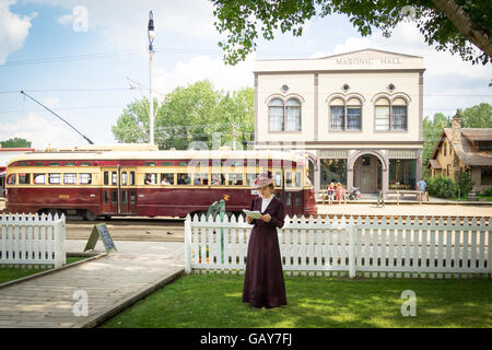 Dichterlesung findet statt auf "1905 Street" in Fort Edmonton Park in Edmonton, Kanada. Auch: Vintage Straßenbahn und Masonic Hall Stockfoto