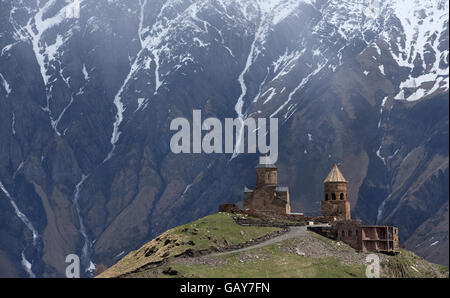 14. Jahrhundert Holy Trinity Church (Tsminda Sameba) in der Nähe von Kasbek in Georgien Stockfoto