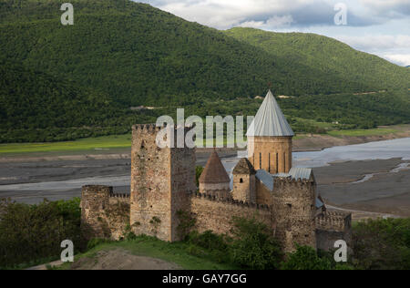 Ananuri Burganlage liegt am Zhinvali Stausee in Georgien. Stockfoto