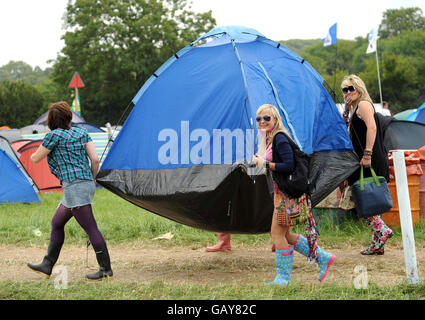 Festivalbesucher tragen ein Zelt auf der Worthy Farm in Pilton im Vorfeld des Glastonbury Festivals 2008 in Somerset. PRESSEVERBAND Foto, Donnerstag, 26. Juni 2008. Bildnachweis sollte lauten: Anthony Devlin/PA Wire Stockfoto