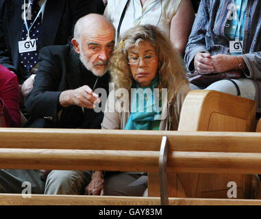 Sir Sean Connery und seine Frau Micheline schauen von der Galerie im Debattiersaal des schottischen Parlaments, Edinburgh. Stockfoto