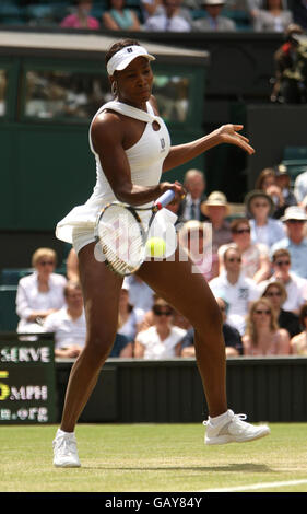 Die US-Amerikanerin Venus Williams im Einsatz gegen die britische Anne Keothavong während der Wimbledon Championships 2008 im All England Tennis Club in Wimbledon. Stockfoto