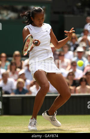 Die britische Anne Keothavong ist während der Wimbledon Championships 2008 im All England Tennis Club in Wimbledon gegen die US-amerikanische Venus Williams im Einsatz. Stockfoto