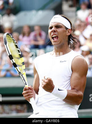 Der spanische Rafael Nadal feiert seinen Sieg über Lettlands Ernests Gulbis während der Wimbledon Championships 2008 im All England Tennis Club in Wimbledon. Stockfoto