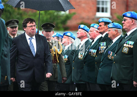 Taoiseach Brian Cowen, inspiziert eine Ehrenwache von Mitgliedern des irischen Marineservice, begleitet von seiner Aide De Comp Mick Treacy, bei einer Parade Zeremonie, zur Feier von 50 Jahren der Verteidigung Streitkräfte Friedenssicherung, heute in McKee Barracks, Dublin,. Stockfoto