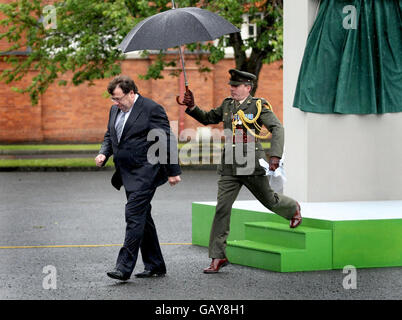 Taoiseach Brian Cowen, begleitet von seinem Adjutanten Mick Treacy, bei einer Paradezeremonie anlässlich der 50 Jahre Friedenssicherung der Verteidigungskräfte, heute in den McKee Barracks, Dublin. Stockfoto