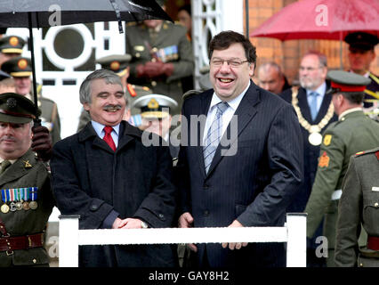 Taoiseach Brian Cowen (rechts), mit Verteidigungsminister Willie O' Dea, der heute in den McKee Barracks, Dublin, einen Witz bei einer Parade anlässlich der 50 Jahre Friedenssicherung der Streitkräfte teilte. Stockfoto