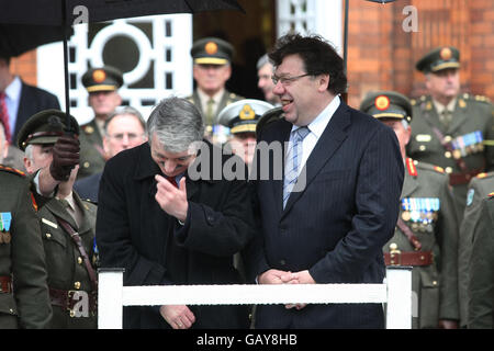 Taoiseach Brian Cowen (rechts), mit Verteidigungsminister Willie O' Dea, der heute in den McKee Barracks, Dublin, einen Witz bei einer Parade anlässlich der 50 Jahre Friedenssicherung der Streitkräfte teilte. Stockfoto