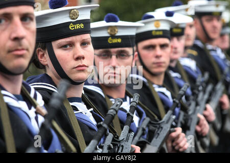 Mitglieder des irischen Marineservice bei einer Parade anlässlich des 50. Jubiläums der Friedenssicherung der Streitkräfte in den McKee Barracks, Dublin, heute. Stockfoto