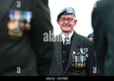 Der Veteran der Vereinten Nationen, Noel McGiern, aus Dublin, hat heute bei einer Parade anlässlich des 50. Jubiläums der Friedenssicherung der Streitkräfte in den McKee Barracks, Dublin, teilgenommen. Stockfoto