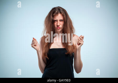 Die angewidert und stirnrunzelnd junge Frau Stockfoto