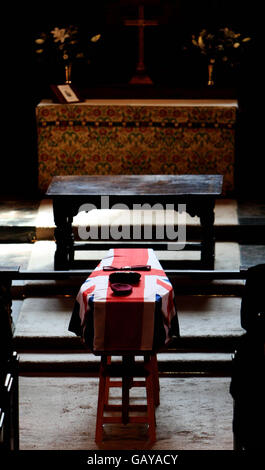 Der Sarg des Fallschirmjäger Lance Corporal James Bateman liegt vor dem Altar in der St. Peters Kirche, während seiner Beerdigung im Zentrum von Colchester, Essex. Stockfoto