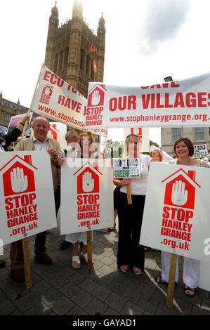 Eine Gruppe von Demonstranten aus Hinkston vor dem Londoner Parlamentsgebäude protestiert gegen Pläne zum Bau neuer Öko-Städte in ihrem Bezirk Cambridgeshire. Stockfoto