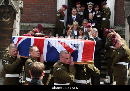 Der Sarg von Fallschirmjäger Lance Corporal James Bateman verlässt die St. Peters Kirche im Zentrum von Colchester, Essex. Stockfoto