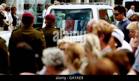 Mitglieder der öffentlichen Linie Colchester High Street als Beerdigung Courtage von Paratrooper Lance Corporal James Bateman geht vorbei nach seiner Beerdigung in St. Peters Kirche, im Zentrum von Colchester, Essex. Stockfoto