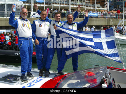 Der 75-jährige Dag Pike aus Bristol (links) feiert mit seinen griechischen Teamkollegen Vassilis Pheras (rechts), Panos Tsikopoulos (2. Links) und Lefteris Vasilou bei ihrer Rückkehr nach Portsmouth den Sieg beim Round Britain Offshore Powerboat Race 2008. Stockfoto