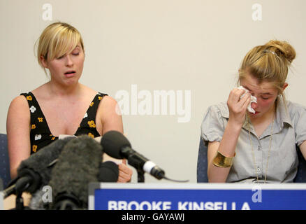 Die Schwestern der ermordeten Ben Kinsella, Brooke Kinsella, 24, (links) und Georgien, 14, bei einer Pressekonferenz in Barking, Essex. Stockfoto