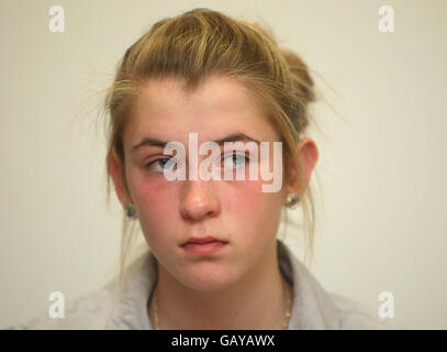 Die Schwester des ermordeten Ben Kinsella, Georgia Kinsella, 14, bei einer Pressekonferenz in Barking, Essex. Stockfoto