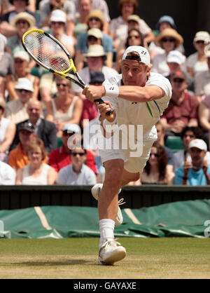 Der Australier Lleyton Hewitt tritt während der Wimbledon Championships 2008 im All England Tennis Club in Wimbledon gegen den Schweizer Roger Federer an. Stockfoto