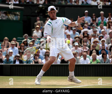 Der Australier Lleyton Hewitt tritt während der Wimbledon Championships 2008 im All England Tennis Club in Wimbledon gegen den Schweizer Roger Federer an. Stockfoto